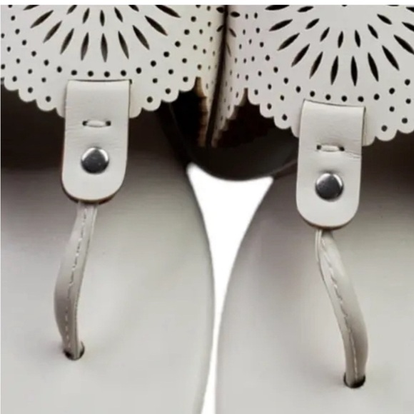 LC Conrad T-Strap Sandals - Picture 9 of 10